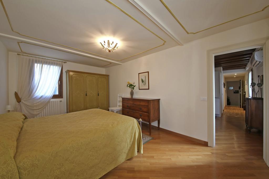 Appartamenti Inside Palazzo Foscarini Venecia Exterior foto