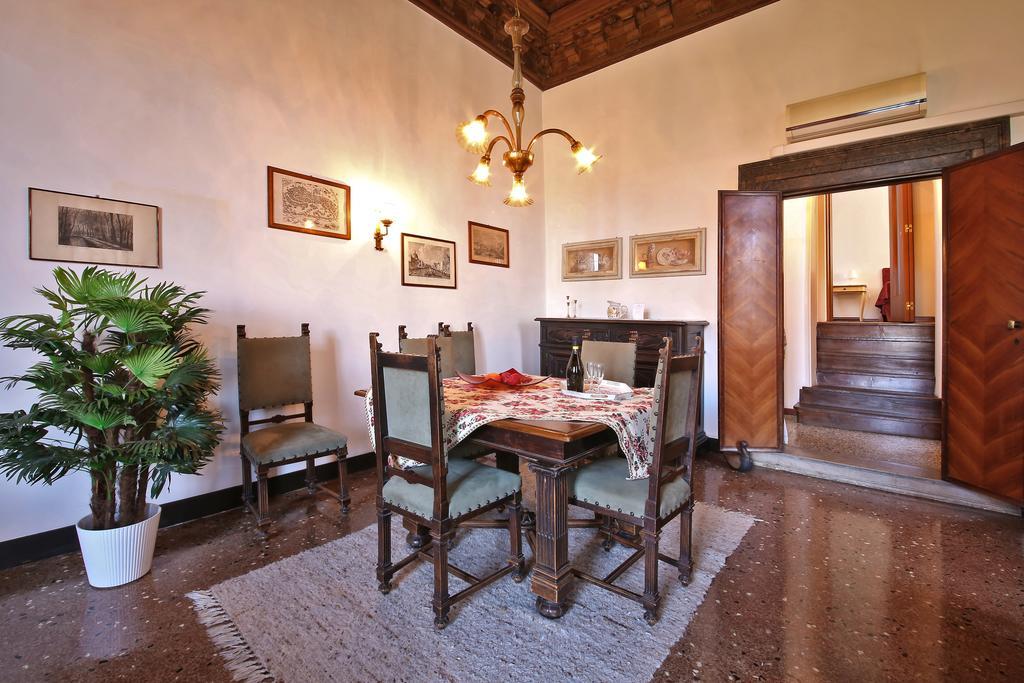 Appartamenti Inside Palazzo Foscarini Venecia Exterior foto