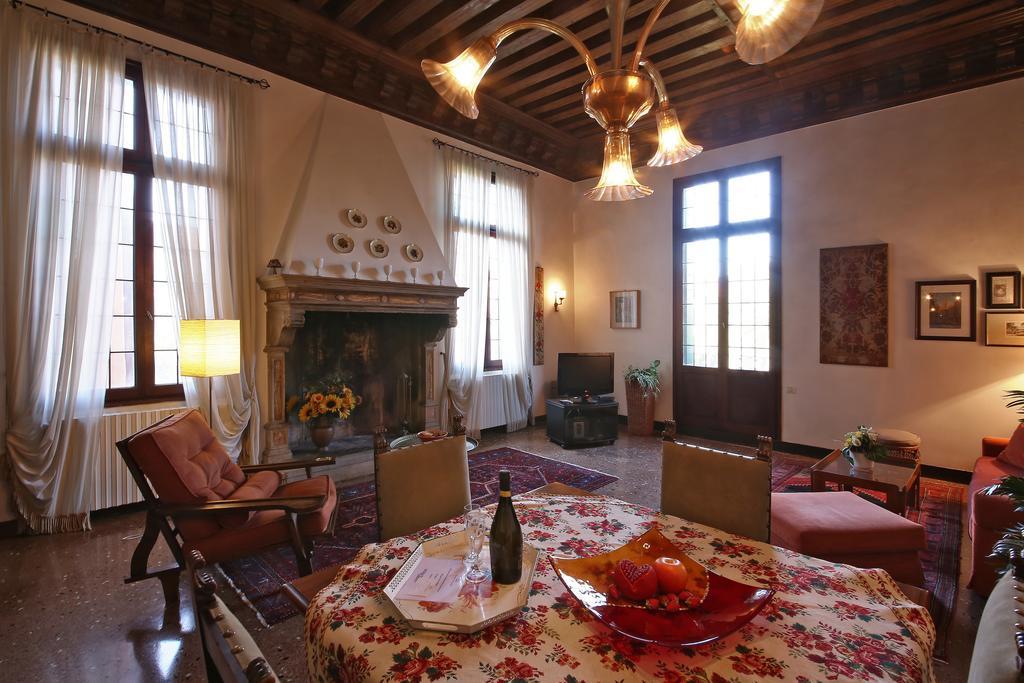 Appartamenti Inside Palazzo Foscarini Venecia Exterior foto