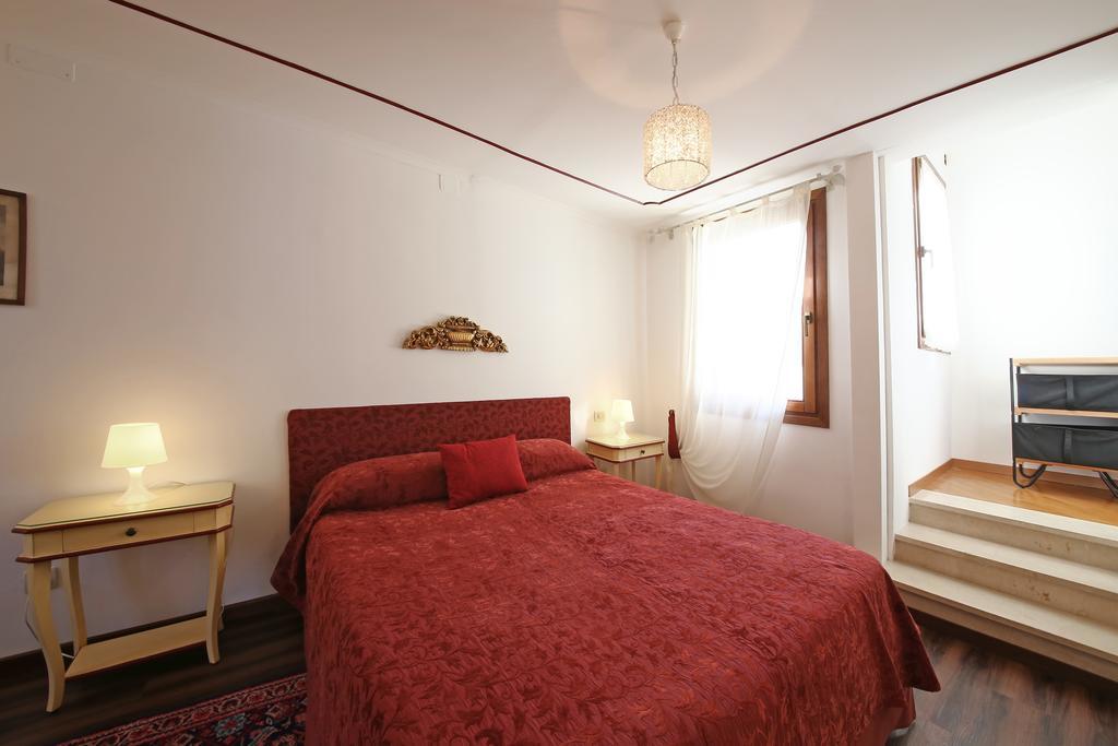 Appartamenti Inside Palazzo Foscarini Venecia Exterior foto