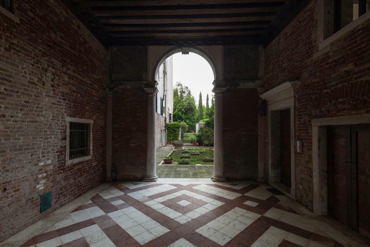 Appartamenti Inside Palazzo Foscarini Venecia Exterior foto